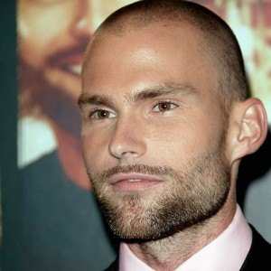 Seann-William-Scott-shaved-hair-300x300